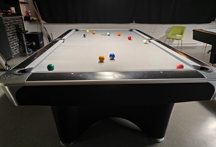 Biljardipöytä ja pallot